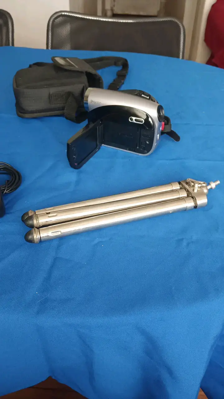 Videocámara Samsung con trípode y accesorios - 4