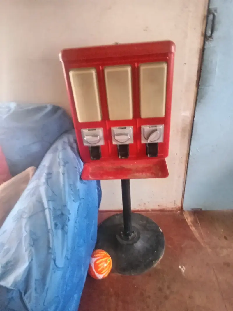 Máquina dispensadora de dulces vintage roja
