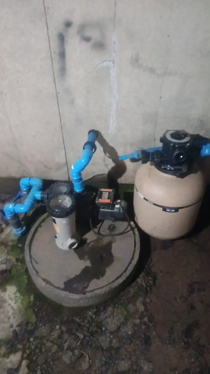 Sistema de filtración para piscina con bomba y filtro