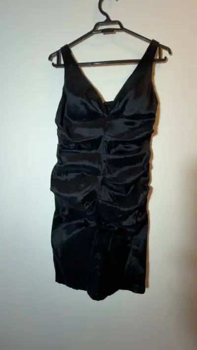 Vestido negro elegante Ynes con escote en V - miniatura 1