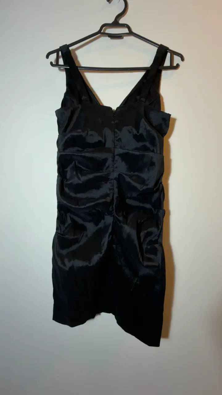 Vestido negro elegante Ynes con escote en V - 2