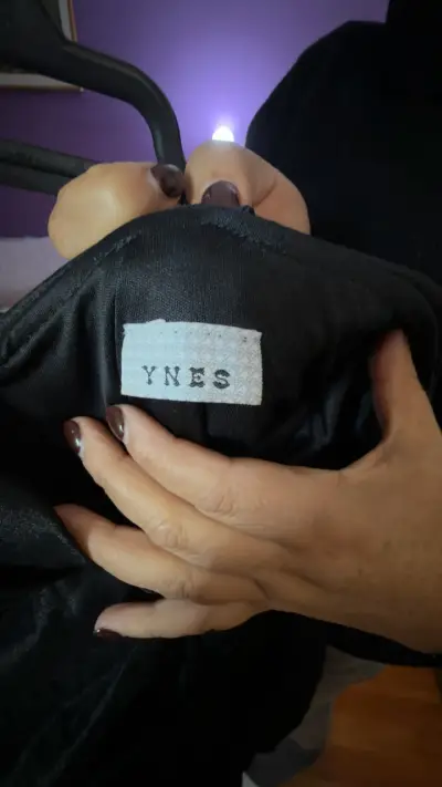 Vestido negro elegante Ynes con escote en V - miniatura 3