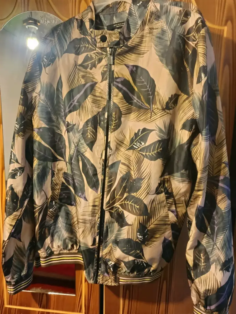 Chaqueta bomber con estampado de hojas - 1