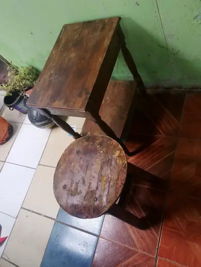 Mesa y silla de madera rústica - miniatura 1