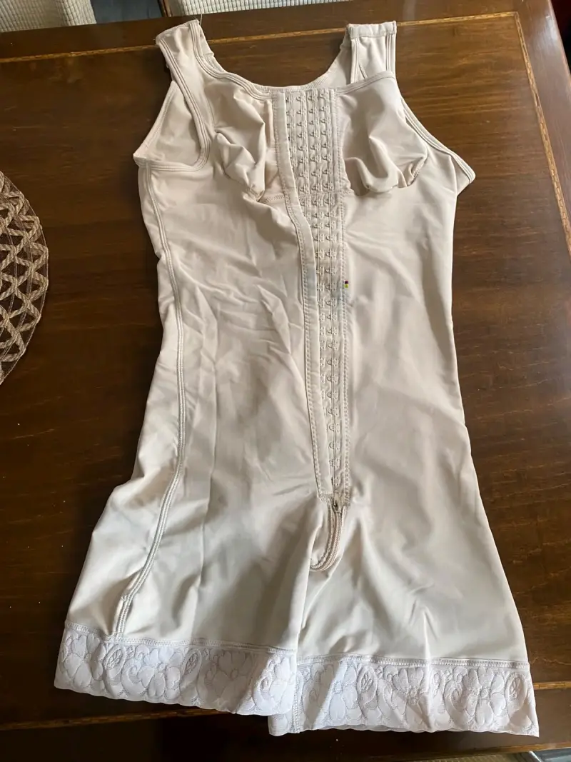 Faja moldeadora beige con encaje - 1