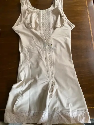 Faja moldeadora beige con encaje - miniatura 2