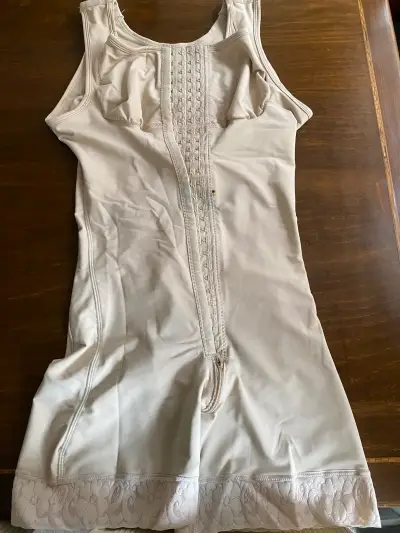 Faja moldeadora beige con encaje - miniatura 5