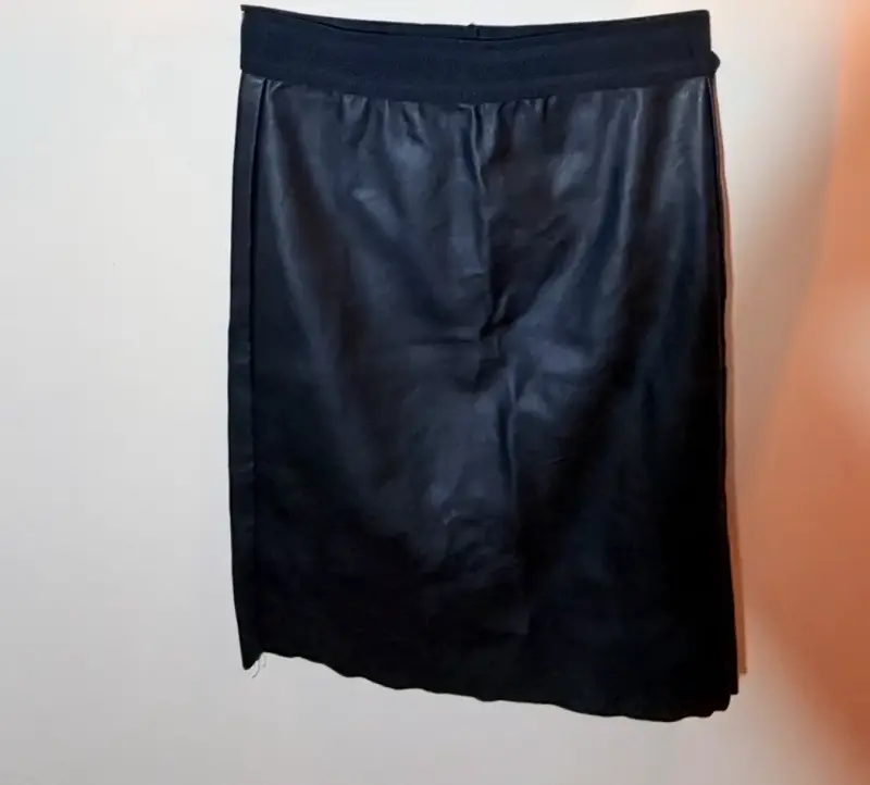 Falda negra de cuero sintético para mujer
