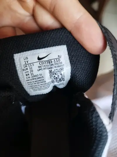 Zapatillas Nike para niños blancas y negras - miniatura 1