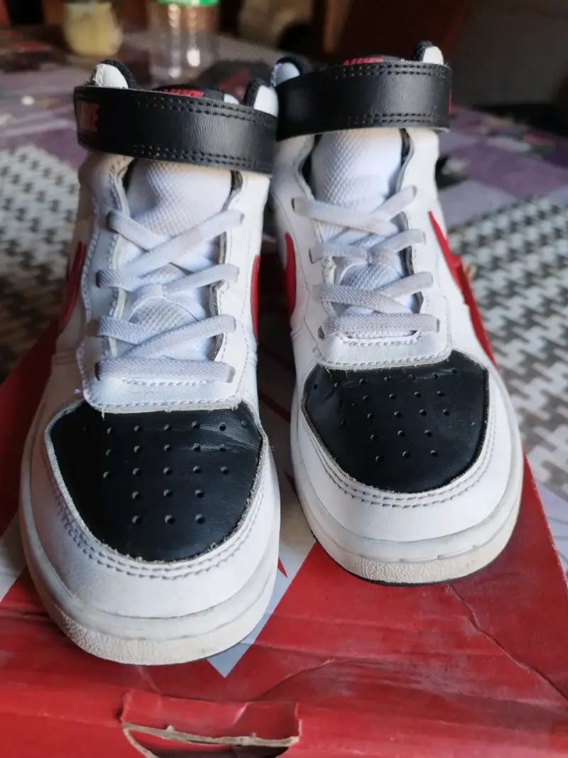 Zapatillas Nike para niños blancas y negras - 2