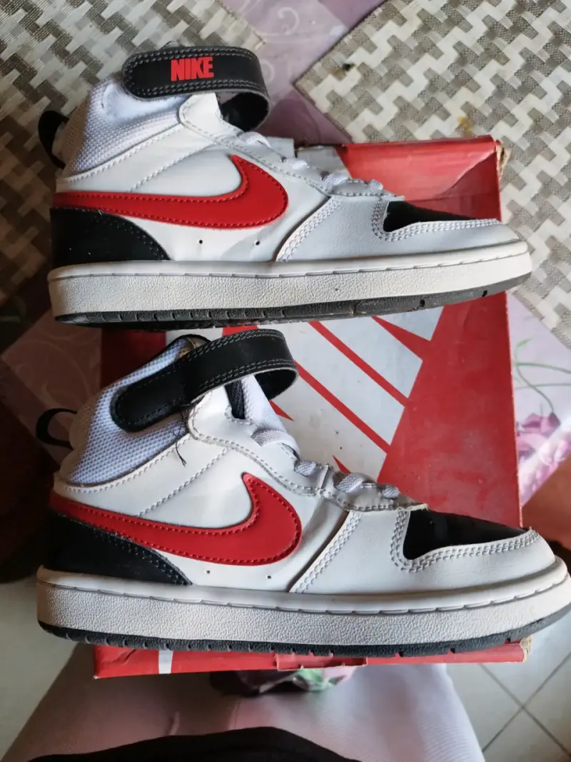 Zapatillas Nike para niños blancas y negras - 4