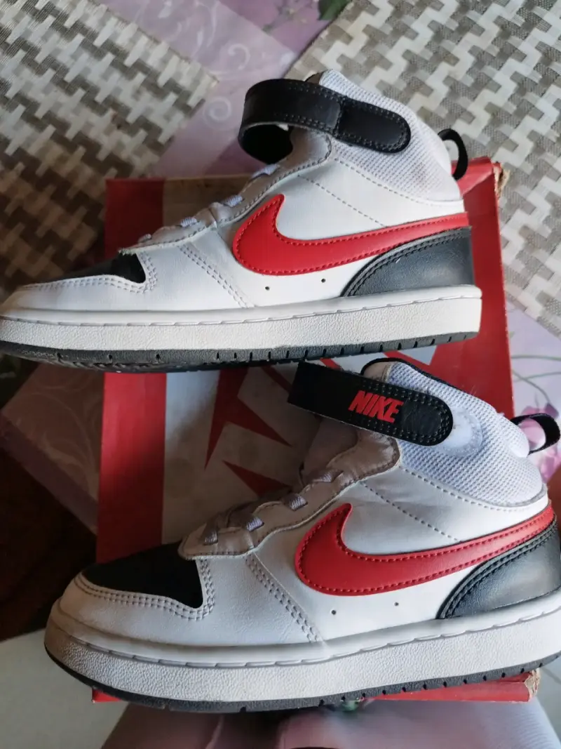 Zapatillas Nike para niños blancas y negras - 5