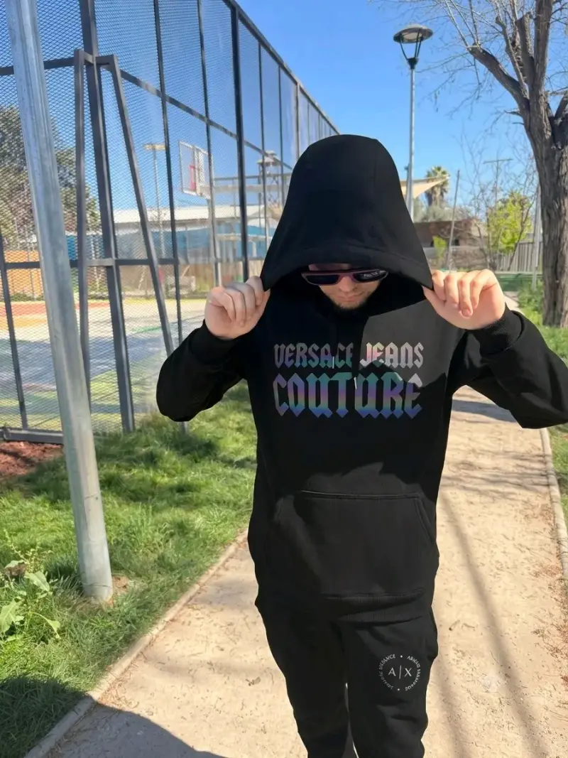 Poleras y polerones en 12 mil c/u - 4