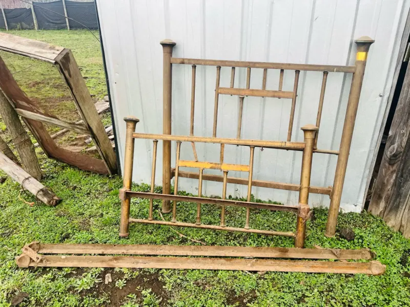 Estructura de cama de madera antigua - 1