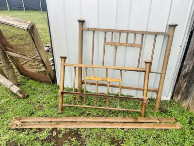 Estructura de cama de madera antigua - miniatura 4