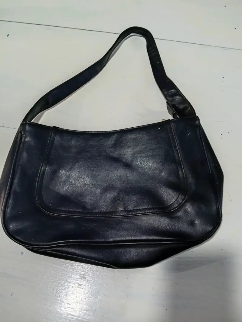 Cartera de cuero negra con correa ajustable - 1
