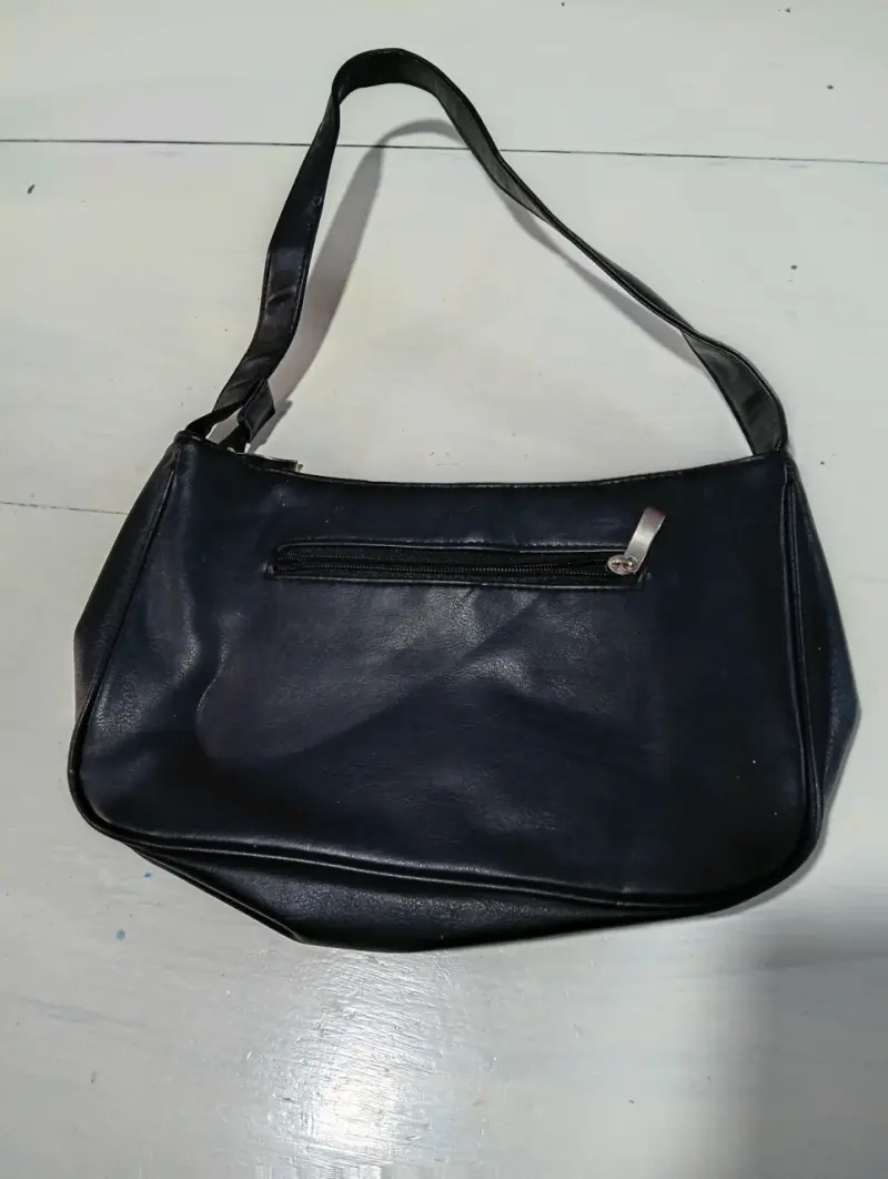 Cartera de cuero negra con correa ajustable - 2