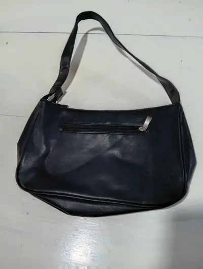 Cartera de cuero negra con correa ajustable - miniatura 2