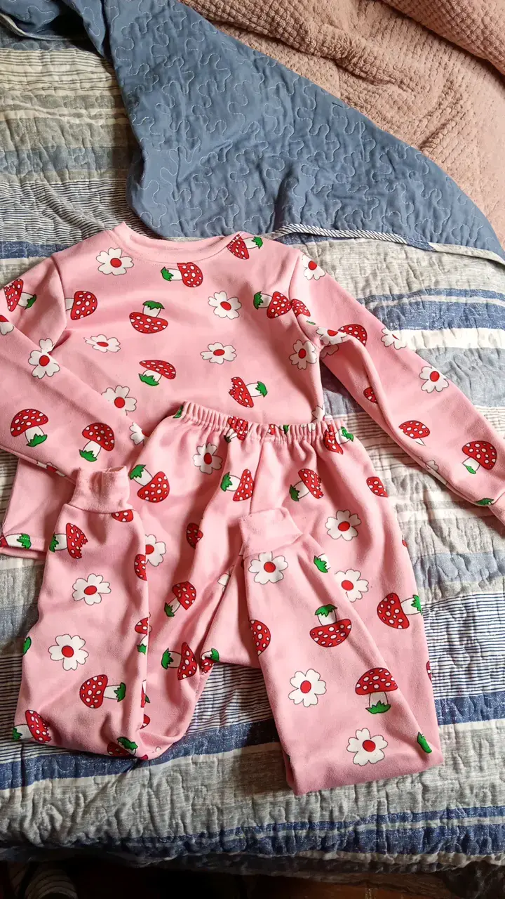 Pijama infantil rosa con estampado de fresas