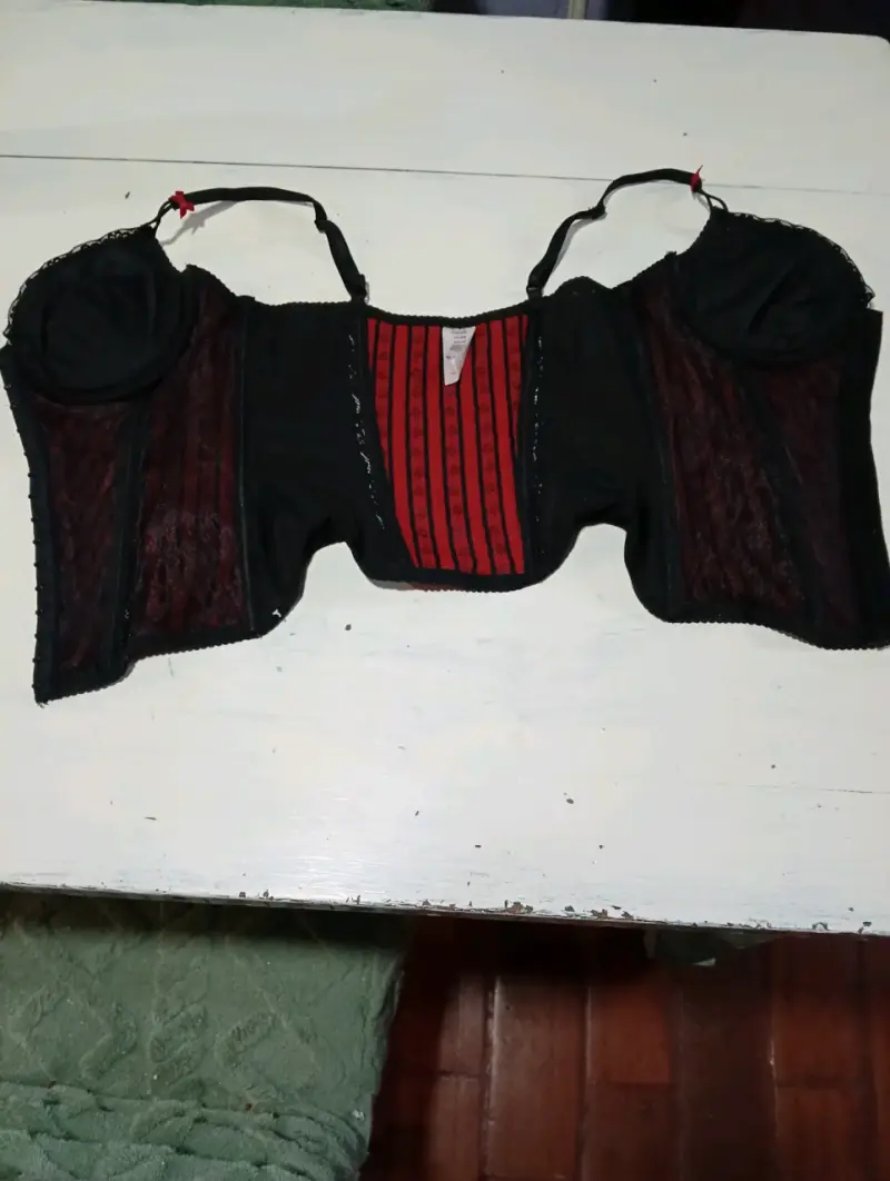 Corset negro con detalles rojos de encaje - 1