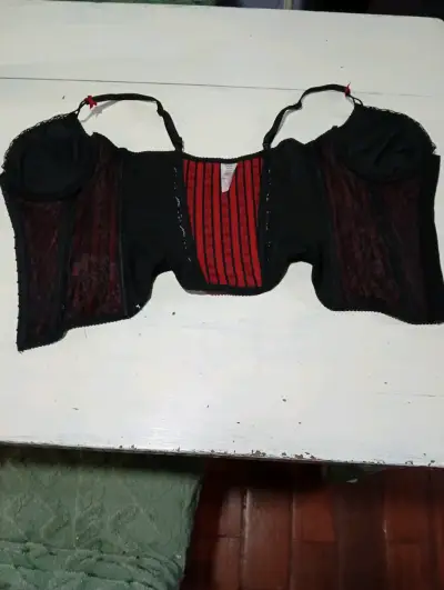 Corset negro con detalles rojos de encaje - miniatura 1