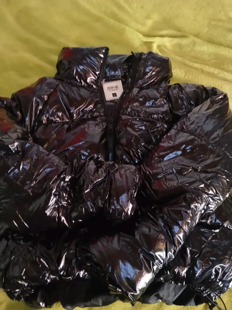 Chaqueta acolchada negra brillante para mujer