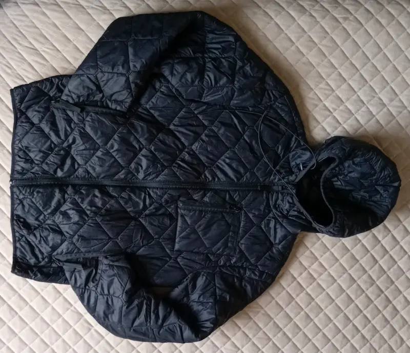 Chaqueta acolchada negra con capucha FSP - 1