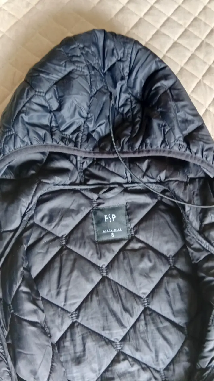 Chaqueta acolchada negra con capucha FSP - 2