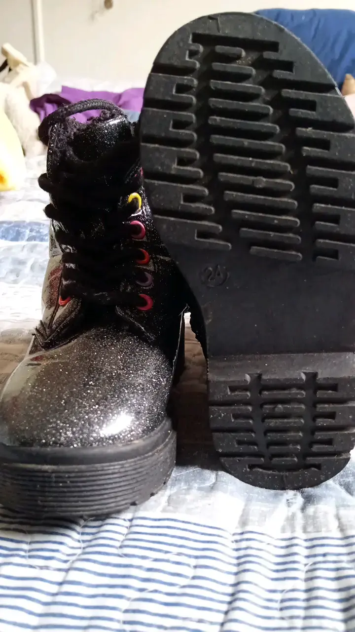 Botas negras brillantes para niños con cordones coloridos - 1