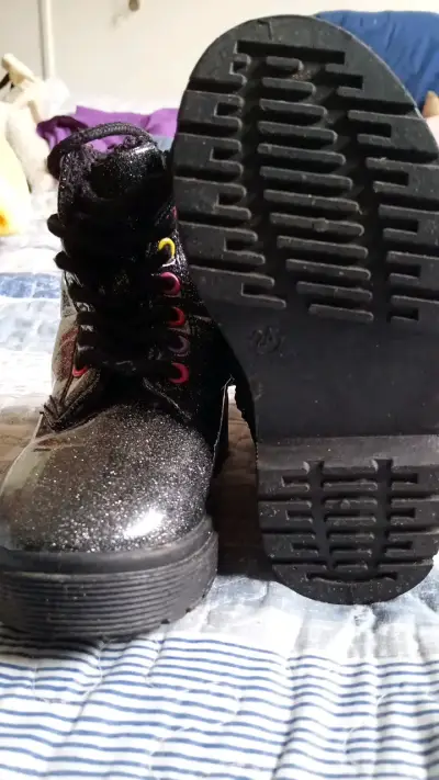 Botas negras brillantes para niños con cordones coloridos - miniatura 1