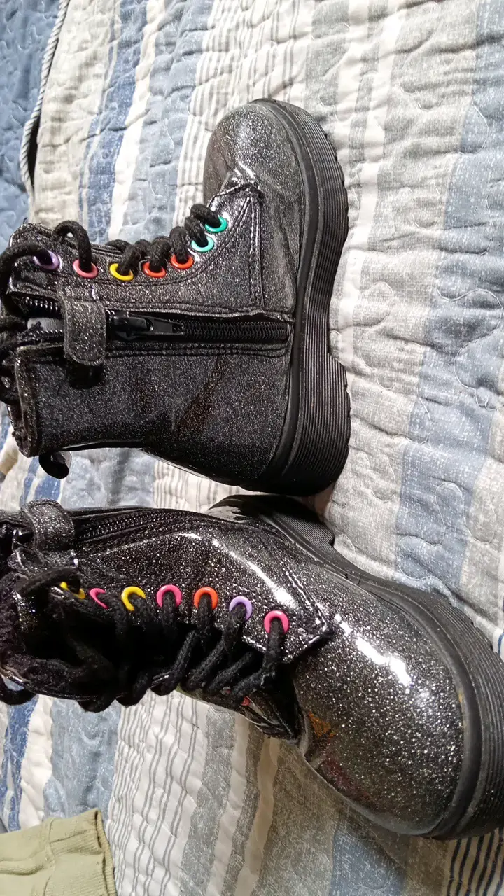 Botas negras brillantes para niños con cordones coloridos - 2
