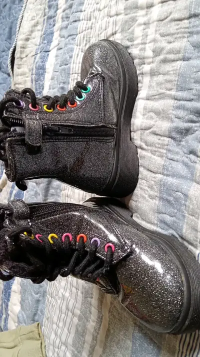 Botas negras brillantes para niños con cordones coloridos - miniatura 2