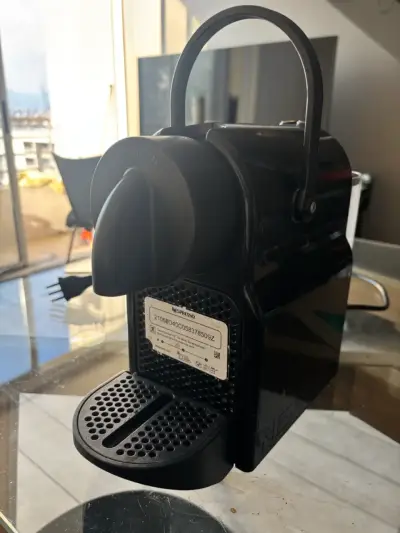 Cafetera Nespresso Essenza Mini Negra - miniatura 1