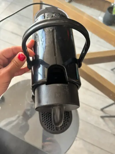 Cafetera Nespresso Essenza Mini Negra - miniatura 4