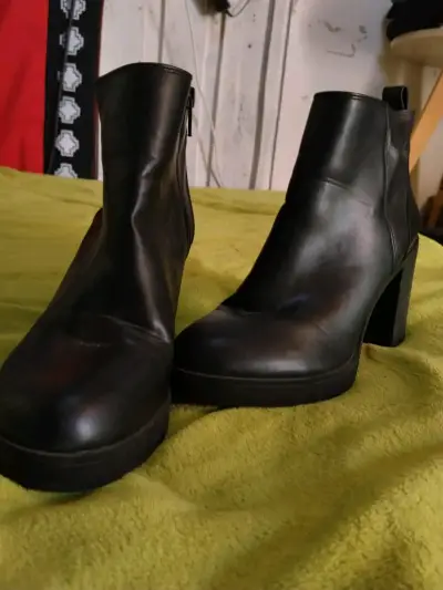 Botines de cuero negro con tacón alto talla 39 - miniatura 1