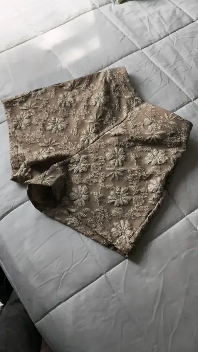 Shorts de encaje floral beige para mujer - miniatura 1
