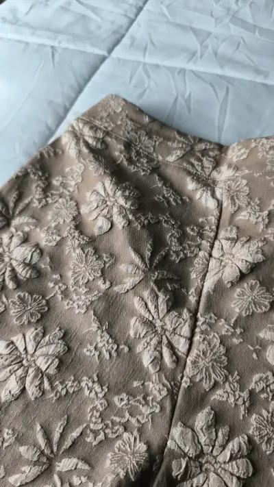 Shorts de encaje floral beige para mujer - miniatura 2