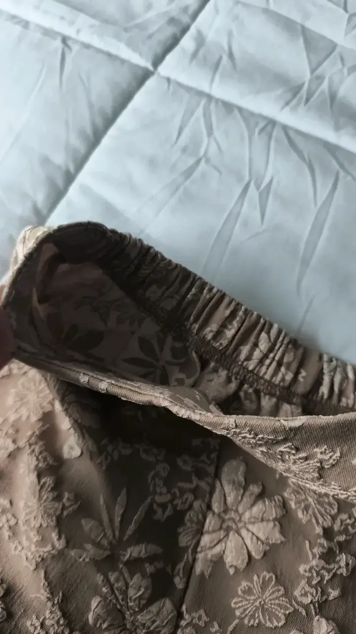 Shorts de encaje floral beige para mujer - 3