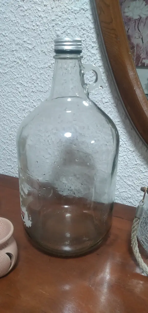 Botellón de vidrio con tapa metálica 4 lts.