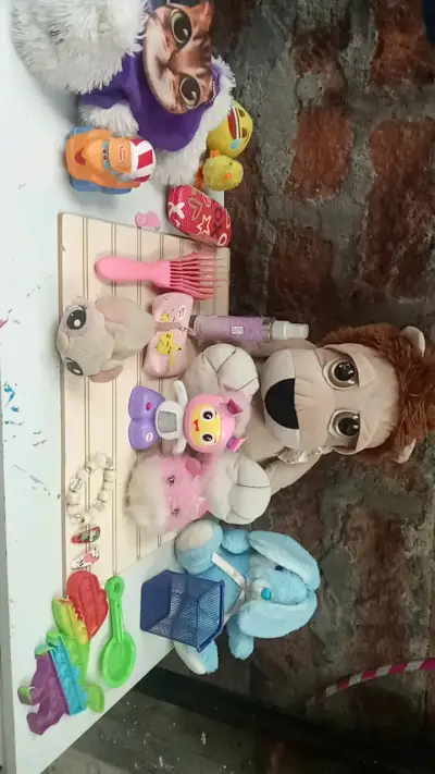 Peluches y juguetes variados para niños - miniatura 1