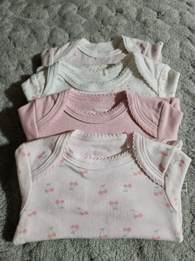 Conjunto de bodies para bebé en colores variados
