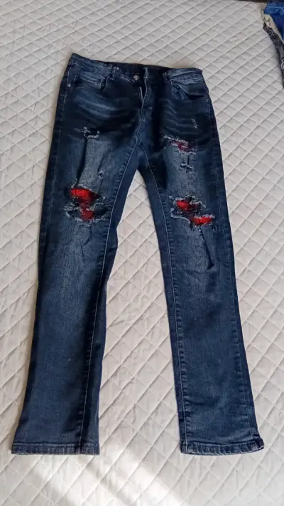 Jeans desgastados para hombre con detalles rojos - miniatura 1
