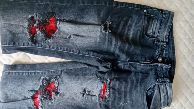 Jeans desgastados para hombre con detalles rojos - 2