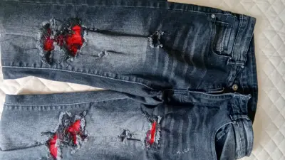 Jeans desgastados para hombre con detalles rojos - miniatura 2