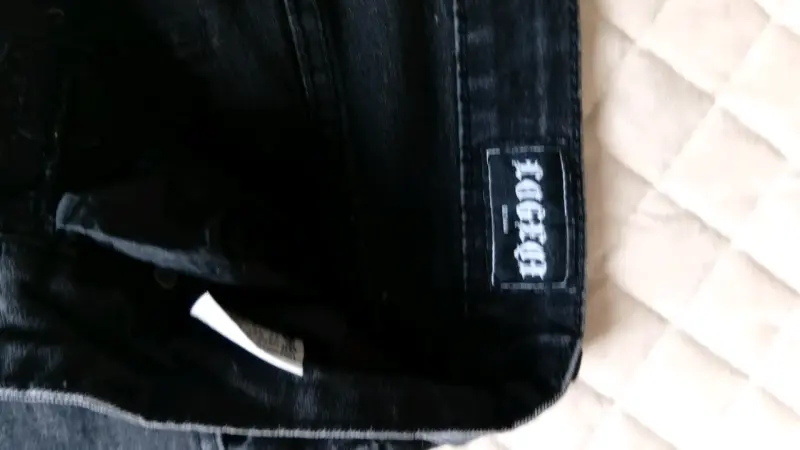 Jeans desgastados para hombre con detalles rojos - 3