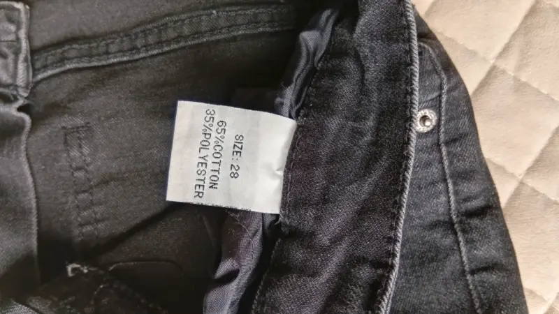 Jeans desgastados para hombre con detalles rojos - 4