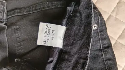Jeans desgastados para hombre con detalles rojos - miniatura 4