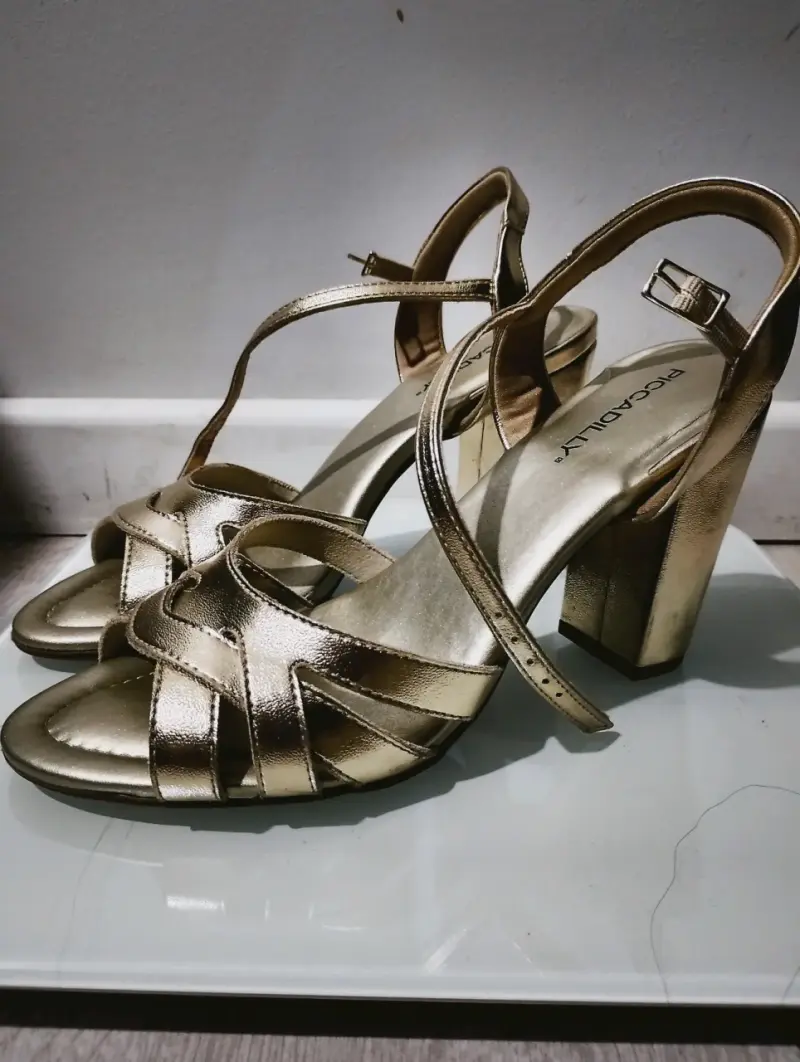 Sandalias doradas de tacón alto Piccadilly