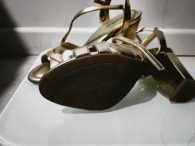 Sandalias doradas de tacón alto Piccadilly - miniatura 3