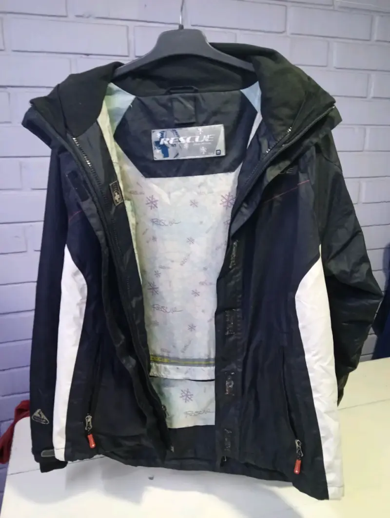 Chaqueta impermeable negra con capucha Rescue - 2